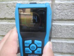 流山市H様邸セナリオハウスの窯業系サイディングを測定器で測定中