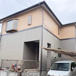 柏市 色褪せたスレート屋根とモルタル外壁が劇的変身!コーヒーブラウンとツートンカラーで魅せる塗装リフォーム