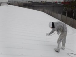 守谷市の工場 トタン屋根の遮熱塗料上塗り