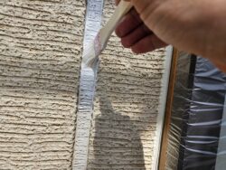 ガスケット目地にブリードオフプライマー塗布中