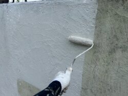 柏市ポラス注文住宅の外構塗装中塗り作業中
