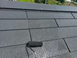 柏市ポラス注文住宅の屋根上塗り作業中