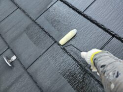 屋根の下塗り1回目塗布中