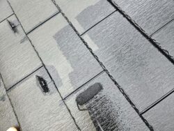 屋根をグランセラベストで中塗り