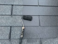 柏市ポラス注文住宅の屋根中塗り作業中