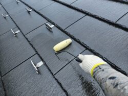 屋根の下塗り2回目塗布中