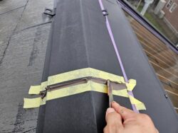 棟板金ジョイント部のシーリング補修作業