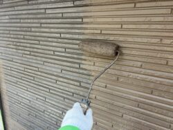 柏市ポラス注文住宅の外壁中塗り作業中