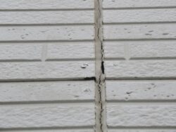 松戸市の戸建て住宅で破断が確認された外壁目地のシーリング
