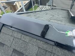 松戸市の戸建て住宅で行った屋根板金の下塗りの作業中。