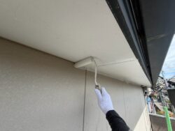 柏市の集合住宅の軒天をケンエースGⅡで塗装作業中。