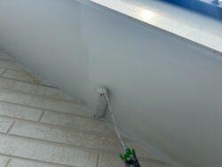 軒天の塗装作業中。