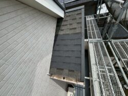 新しいアスファルトシングル材を固定して屋根補修箇所の施工完了状態。