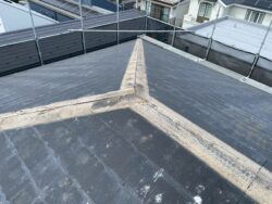 柏市の集合住宅の屋根の役物撤去作業中