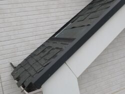 松戸市の戸建て住宅でアスファルトシングルが欠落した屋根の全体。