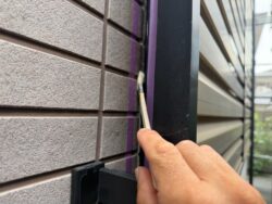 集合住宅の既存サッシ廻りのシーリングにプライマー塗布作業中