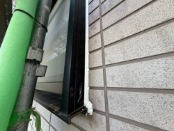 プライマー塗布後、新しいシーリングを充填し均し終えた完成状態