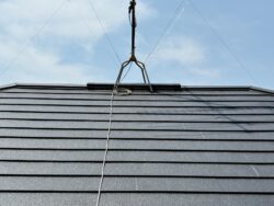 柏市の集合住宅の屋根に貫板・棟板金設置作業中
