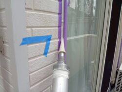 窓まわりのシーリング箇所に新しいシーリングを充填中。