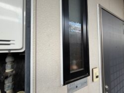 集合住宅通路側のサッシに新しいシーリングを充填し均し終えた完成状態