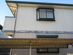塗膜が剥がれ下地が露出した集合住宅の幕板
