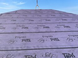 柏市の集合住宅の屋根にルーフィングを貼る作業中