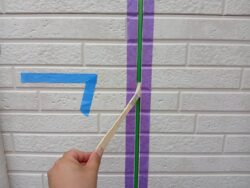 シーリングの密着度を高めるために、プライマーの塗布中。