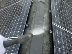 松戸市の戸建て住宅で行った屋根の高圧洗浄の作業中。