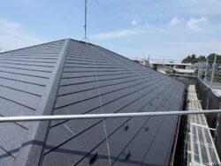 柏市の集合住宅の屋根をスーパーガルテクトでカバー工法を行った施工後の状態