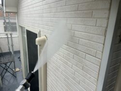 松戸市の戸建て住宅で行った外壁の高圧洗浄の作業中。