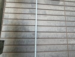 外壁目地のプライマー塗布後、新しいシーリングを充填し均し終えた完成状態