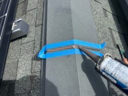 松戸市の戸建て住宅で行った屋根板金のジョイントシーリングの作業中。