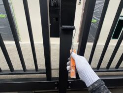 柏市の集合住宅の縦格子をファインパーフェクトトップで塗装作業中。