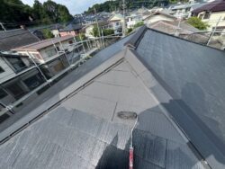 スレート屋根をナノルーフ15で中塗りしている様子