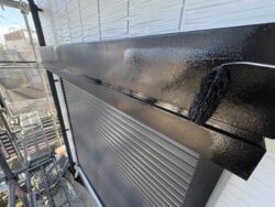 シャッターボックスをファインパーフェクトトップで塗装している様子