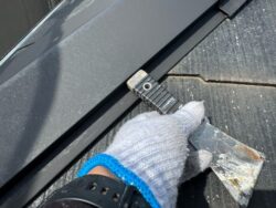 屋根板金を固定している釘を打ち直している様子