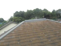 柏市の住宅で色あせとコケが見られたスレート屋根