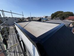塗装が完了した船橋市の住宅の屋根板金