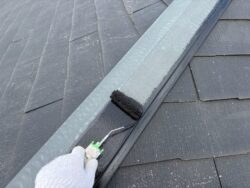 屋根板金を錆止め塗装している様子