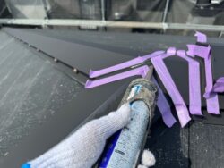 屋根板金をシーリングで補修している様子