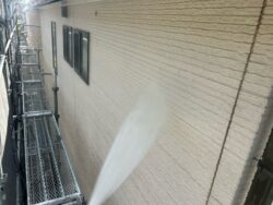 高圧洗浄中の外壁