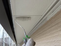 軒天をケンエースGⅡで塗装作業中