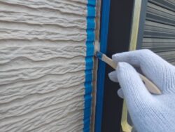 サッシ廻りのシーリングにプライマー塗布をしている様子